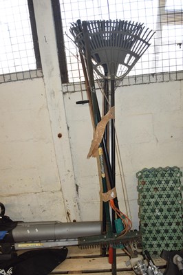 Lot 251 - Quantity of garden tools to include pruners etc