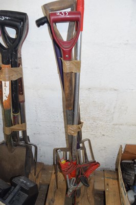 Lot 255 - Quantity of garden tools to include rakes,...