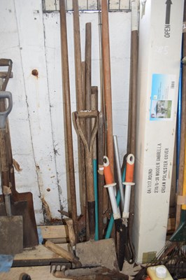 Lot 280 - Large quantity of various garden tools to...