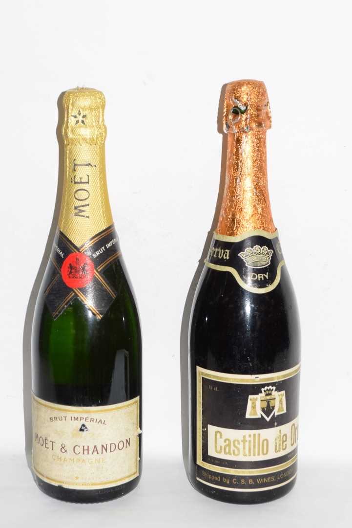 Lot 32 - 1 bt NV Moet Brut Imperial Champagne; t/w 1 bt...