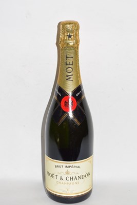 Lot 36 - 1 bt NV Moet Brut Imperial Champagne (boxed)...