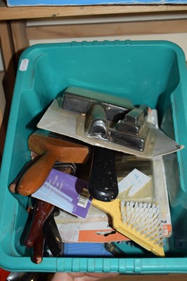 Lot 513 - BOX VARIOUS PAINTBRUSHES, VEGETABLE PEELERS ETC