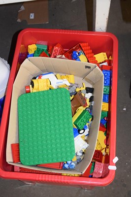 Lot 603 - ONE BOX CHILDREN'S PLASTIC BUILDING BLOCKS
