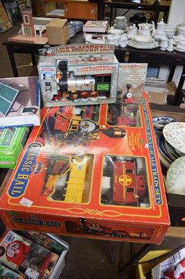 Lot 610 - BATTERY OPERATED 'G' SCALE TRAIN SET PLUS A...