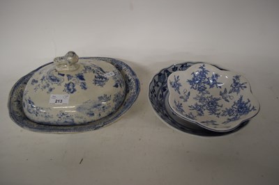 Lot 213 - MIXED LOT COMPRISING BLUE AND WHITE TUREEN AND...