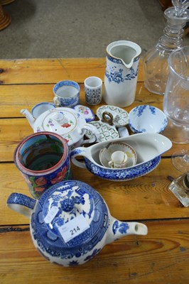Lot 214 - MIXED LOT OF CERAMICS TO INCLUDE BLUE AND...