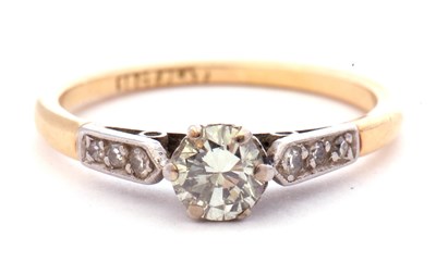 Lot 2 - Antique single stone diamond ring centring a...