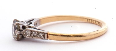 Lot 2 - Antique single stone diamond ring centring a...