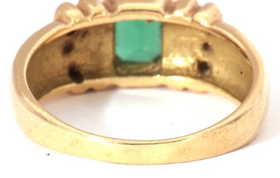 Lot 15 - Modern green and white stone set ring...