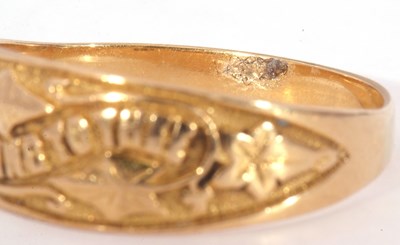 Lot 28 - Victorian gents 18ct gold ring, the top...