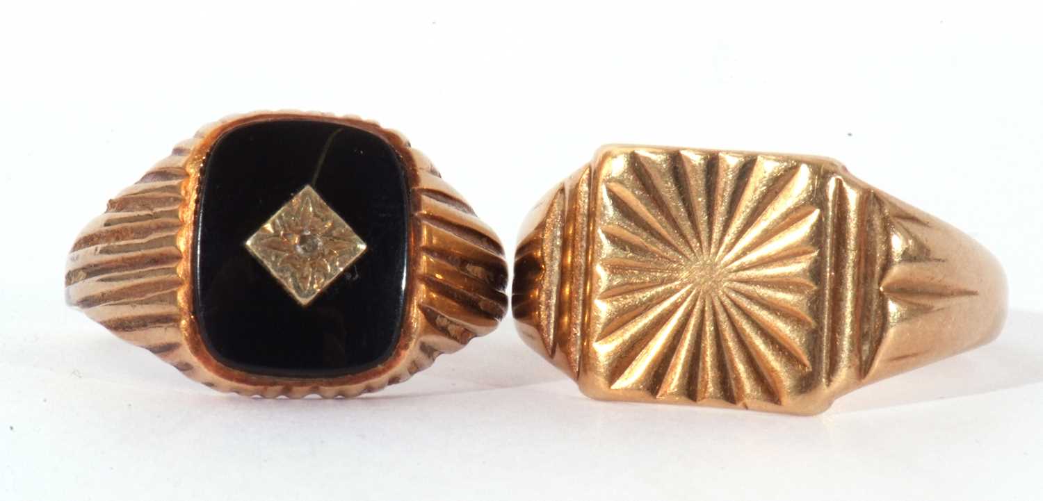 Lot 37 - Mixed lot: 9ct gold gents signet ring, the...