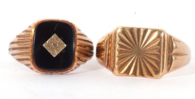 Lot 37 - Mixed lot: 9ct gold gents signet ring, the...