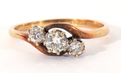 Lot 43 - Three stone diamond ring with three graduated...