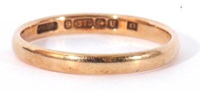 Lot 46 - 9ct gold wedding ring of plain polished design,...