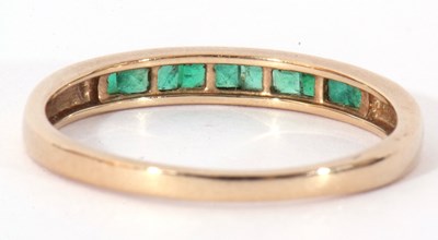 Lot 85 - Modern 9ct gold and emerald ring featuring 10...