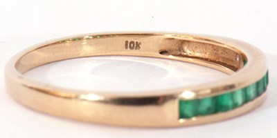 Lot 85 - Modern 9ct gold and emerald ring featuring 10...