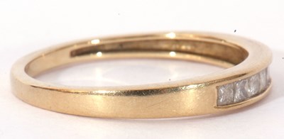 Lot 103 - Modern 9ct gold and diamond ring featuring...