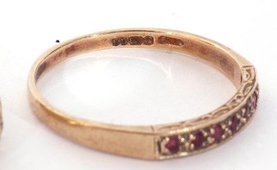 Lot 136 - Mixed Lot: vintage 9ct gold and small ruby...