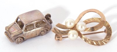 Lot 212 - Mixed Lot: 9ct gold pearl brooch, a plain and...