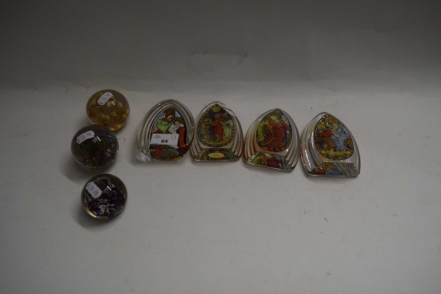 Lot 64 - MIXED LOT : SEVEN VARIOUS PAPERWEIGHTS