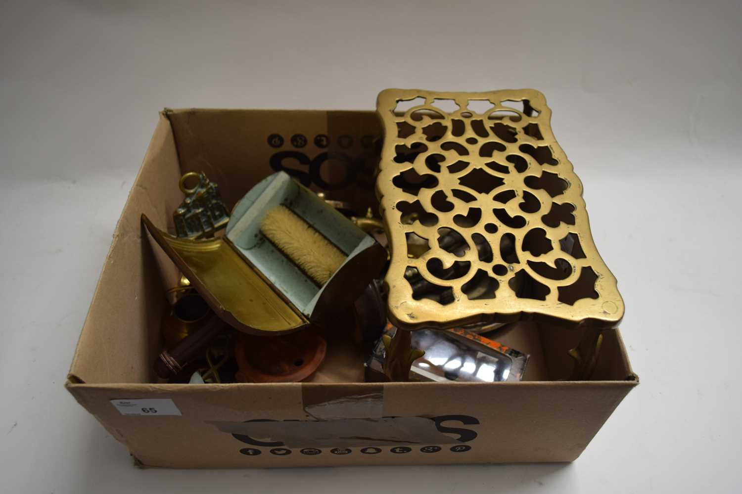 Lot 65 - BOX OF MIXED WARES TO INCLUDE BRASS TRIVET,...