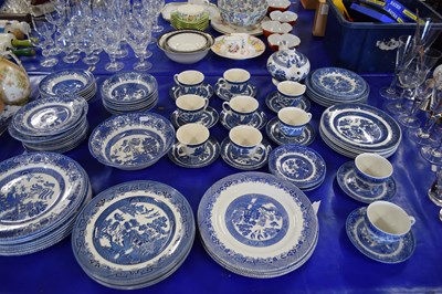Lot 164 - LARGE QUANTITY OF MODERN BLUE AND WHITE WILLOW...