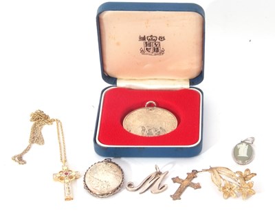 Lot 313 - Mixed Lot: modern silver oval hinged locket,...