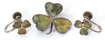 Lot 328 - Three leaf clover brooch inset with three flat...