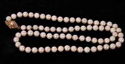 Lot 332 - Single row cultured pearl necklace of uniform...