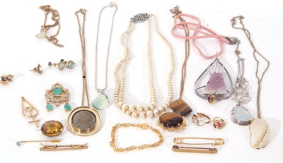 Lot 334 - Mixed Lot: small quantity of costume jewellery...