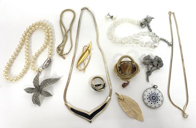 Lot 339 - Mixed Lot: costume jewellery to include...