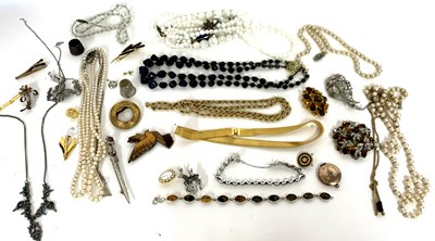 Lot 347 - Small quantity of costume jewellery to include...