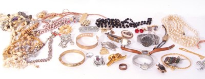 Lot 350 - Small quantity of costume jewellery to include...
