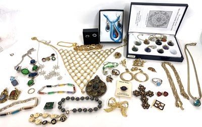 Lot 359 - Box of costume jewellery to include brooches,...