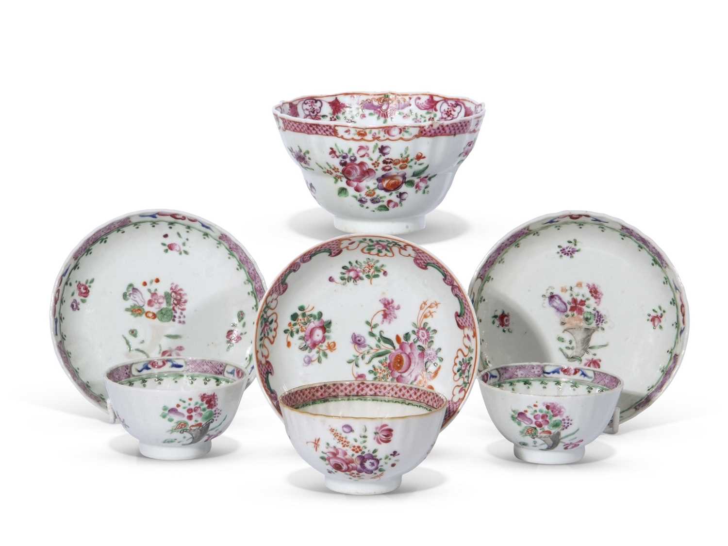 Lot 113 - Quantity of tea bowls and saucers, all Chinese Qianlong period