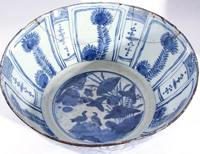 Lot 138 - Large Chinese blue and white Kraak porcelain...