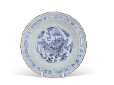 Lot 140 - Ming Dynasty blue and white dish, Hongzhi...