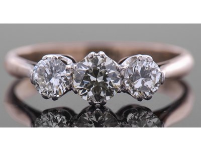 Lot 189 - Three stone diamond ring featuring three...
