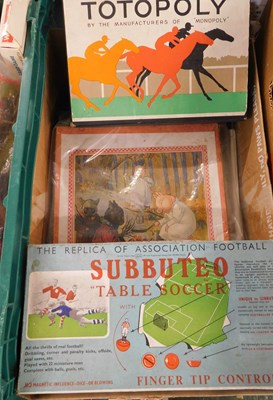 Lot 476 - Two boxes: children's games and puzzles