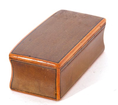 Lot 81 - Small rectangular snuff box with hinged lid...