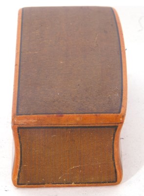 Lot 81 - Small rectangular snuff box with hinged lid...