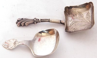 Lot 136 - Mixed Lot: William IV silver caddy spoon with...