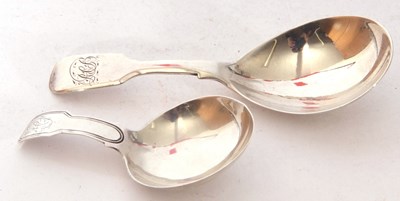 Lot 137 - Mixed Lot: a George III silver caddy spoon of...