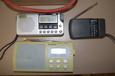 Lot 33 - MIXED LOT: 5 RADIOS TO INCLUDE: ROBERTS (2001),...