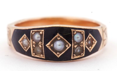 Lot 4 - Victorian mourning ring, the top section set...