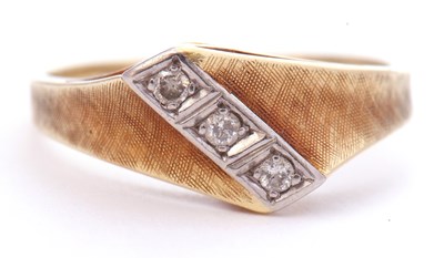 Lot 26 - 585 stamped ring featuring three small paste...