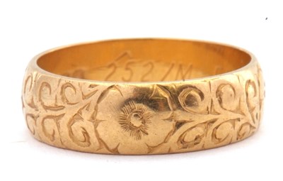 Lot 30 - 18ct gold ring chased and engraved throughout...