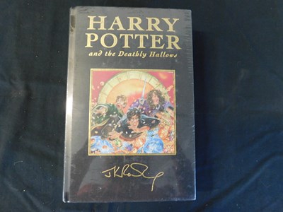 Lot 19 - J K ROWLING: HARRY POTTER AND THE DEATHLY...