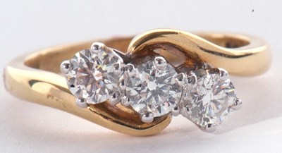 Lot 123 - 18ct gold three stone diamond ring featuring...