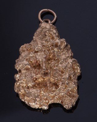 Lot 371 - 9ct hallmarked gold 'nugget' pendant, 40 x...